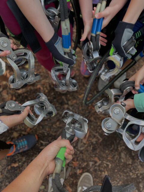 Hoch hinaus mit den Pfadis! 

Heute ging’s für einige Wös, Jufis und Pfadis in den Kletterwald. Mit Helm auf und Höhenmut im Gepäck wurden die verschiedensten Parcours gemeistert, von „easy peasy, warum seit ihr so langsam?!“ bis „ich hasse klettern, warum hab ich mich überhaupt angemeldet“.

Geklettert, balanciert, geschwungen und natürlich jede Menge gelacht wurde auch. Am Ende kamen alle wieder sicher auf dem Boden an – vielleicht etwas müde, aber definitiv stolz.

Ein rundum abenteuerlicher Tag!
Gut Pfad!