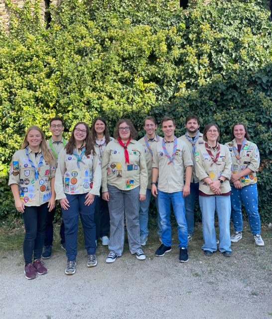 Planungswochenende 2026 📋

Letztes Wochenende traf sich unsere Leiterrunde zum Planungswochenende. Von Freitagabend bis Sonntagabend haben wir uns im Pfarrzentrum Einhausen zusammengesetzt und einen Blick in die Zukunft geworfen.

Auf dem Programm stand unsere Jahresplanung. Dabei haben wir die angenommenen Anträge des Stammestags und die nächsten Aktionen besprochen. Und natürlich durfte die große Frage nicht fehlen: Wie sieht’s mit unserem Sommerlager aus? 👀

Das Sommerlager wurde dabei schon festgezurrt – Termin und Motto stehen! 🥳🏕️

Außerdem haben wir uns Gedanken darüber gemacht, wo wir unseren Stamm im Hinblick auf die Leiterrunde in Zukunft sehen und was wir tun können, um noch besser aufgestellt zu sein.

Nach so viel Planung musste am Samstagabend natürlich für die nötige Energie gesorgt werden. Also wurde unser Pizzaofen angeschmissen und gemeinsam Flammkuchen gemacht. 

Zum Abschluss des Abends gab es noch ein Pub Quiz, bei dem sich Team „Zalza“ am Ende den Sieg sichern konnte! 🏆 (Schiebung!) 

Am Sonntag haben wir uns dann noch einmal intensiv mit den Themen Leitergewinnung und Social Media beschäftigt.

Nachdem wir alles wieder abgebaut und aufgeräumt hatten, ließen wir das Wochenende gemeinsam bei einem griechischen Essen in Heppenheim ausklingen. 

Ein Wochenende voller Ideen, Diskussionen, Planung und natürlich gutem Essen. 🍔

Gut Pfad
Eure Leiterrunde 

#dpsg #pfadfinder #teamwork #einhausen
