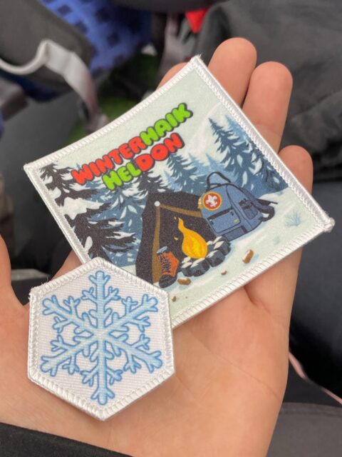 Winterhaik 07.-08.02.26 ❄️

Am frühen Samstagmorgen machten sich einige unserer Pfadis und Rover auf den Weg nach Bad Dürkheim. Noch etwas verschlafen, aber voller Vorfreude, ging es mit Bus und Bahn los in ein winterliches warmes Abenteuer.

Zur Immunsystem Stärkung gab es am Bahnhof erstmal einen Ingwer- & Kurkuma Shot. In Bad Dürkheim angekommen trafen wir den Rest der Gruppe.

Erster wichtiger Programmpunkt: der Supermarkt Unser Abendessen hatte nur ein Ziel: möglichst viel Knoblauch!

Weiter ging es vorbei an der Saline zu einem kurzen Zwischenstopp beim Winzer - zur „kurzen Erholung“, versteht sich ;)

Am Nachmittag sind wir dann an unserer Hütte angekommen und legten dort direkt los:
Feuerholz gemacht, gekocht, gespielt und einfach einen richtig guten Abend verbracht 🔥

Am Sonntag packten wir nach einem Gemeinsamen frühstück alles wieder zusammen und machten uns schließlich auf die Heimreise.

Müde, aber glücklich und gut gesättigt, blickten wir auf ein rundum gelungenes Wochenende zurück

#pfadfinder #winterhaik #baddürkheim #abenteuer 
dpsgheldon