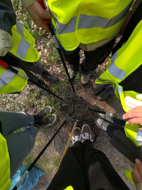 Sauberhaftes Einhausen 2026 ♻️

Am Samstagmorgen den 21.03 trafen sich 6 von uns Pfadfindern an der Feuerwehr Einhausen – noch etwas verschlafen, aber bereit für die Aktion Sauberhaftes Einhausen. 

Ausgestattet mit Müllpickern, Handschuhen und Warnwesten ging es los, von Einhausen aus Richtung Schwanheim an der Landstraße entlang zum Müll sammeln. 
Und ja… gesammelt wurde einiges 👀 

Zum Abschluss wartete bei der #feuerwehreinhausen ein wohlverdientes leckeres Mittagessen auf uns. 
Satt und zufrieden über unsere Leistung ging es für alle wieder nach Hause 🏡.

#pfadfinder #sauberhafteshessen #müllsammeln #ehrenamt