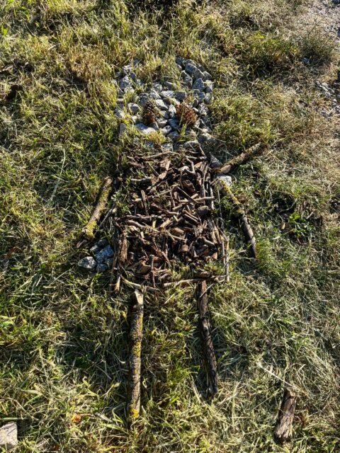 Heute wurde es kreativ 🌿

Unsere Jufis haben heute aus allem, was die Natur hergibt, kleine Kunstwerke gelegt. So entstanden Naturmandalas aus Blättern, Stöcken, Steinen und allem, was draußen zu finden war. 

#dpsg #gruppenstunde #blauestufepowerstufe #jungpfadfinder #naturmandala