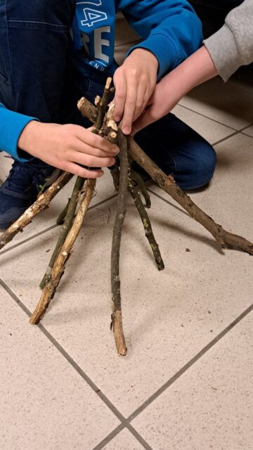 Das nächste Feuer dürfen die Jufis aufbauen💪🔥 Sie haben in den letzten Gruppenstunden wirklich viel über die Feuerarten gelernt und können sie einwandfrei aufbauen. 

... wahrscheinlich können sie es mittlerweile besser als viele Leiter von uns...

#dpsg #pfadfinder #jungpfadfinder #feuer #einhausen #georgsgiggel